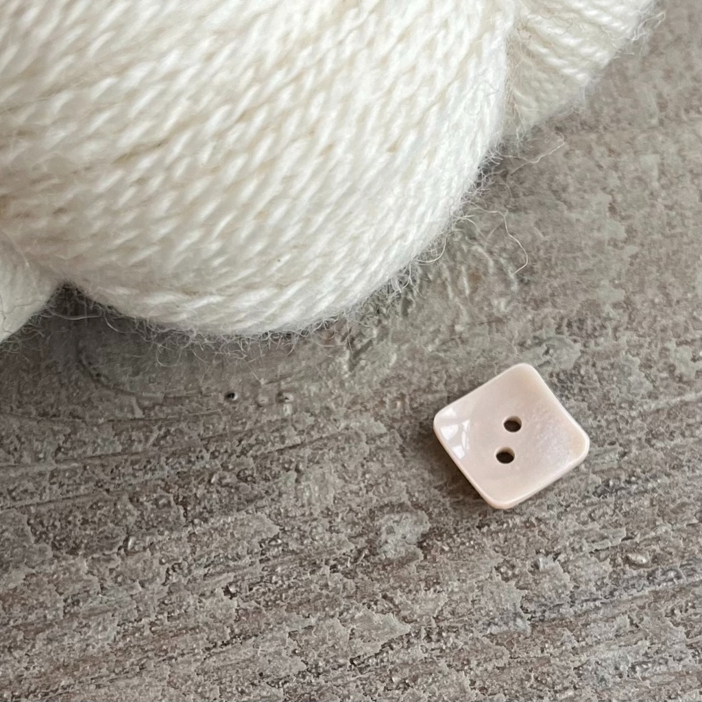 KNAPP KVADRAT, BEIGE 14 mm