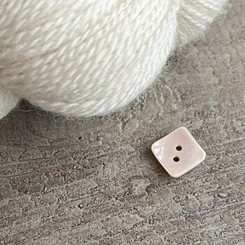 KNAPP KVADRAT, BEIGE 14 mm