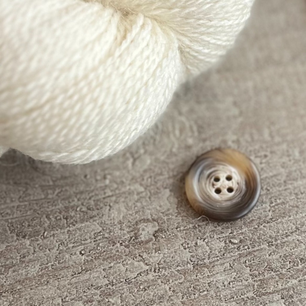 KNAPP SKÖLDPADD, BEIGE 23 mm