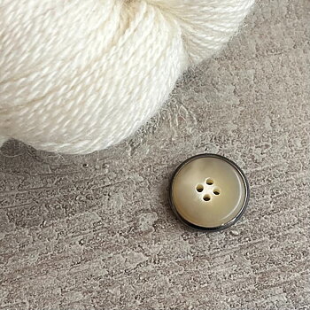 KNAPP, BEIGE MED KANT 24 mm
