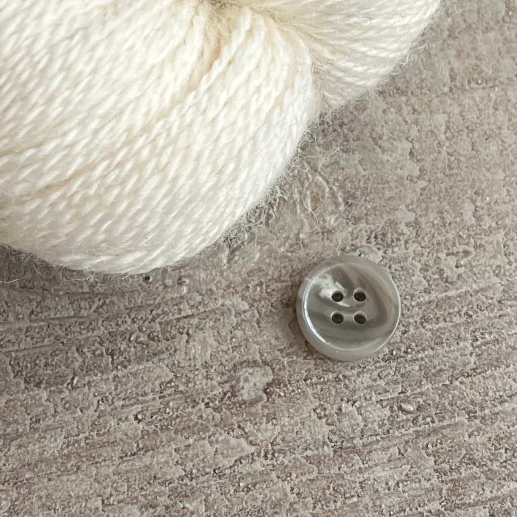 KNAPP SKÖLDPADD, LJUSGRÅ 18 mm