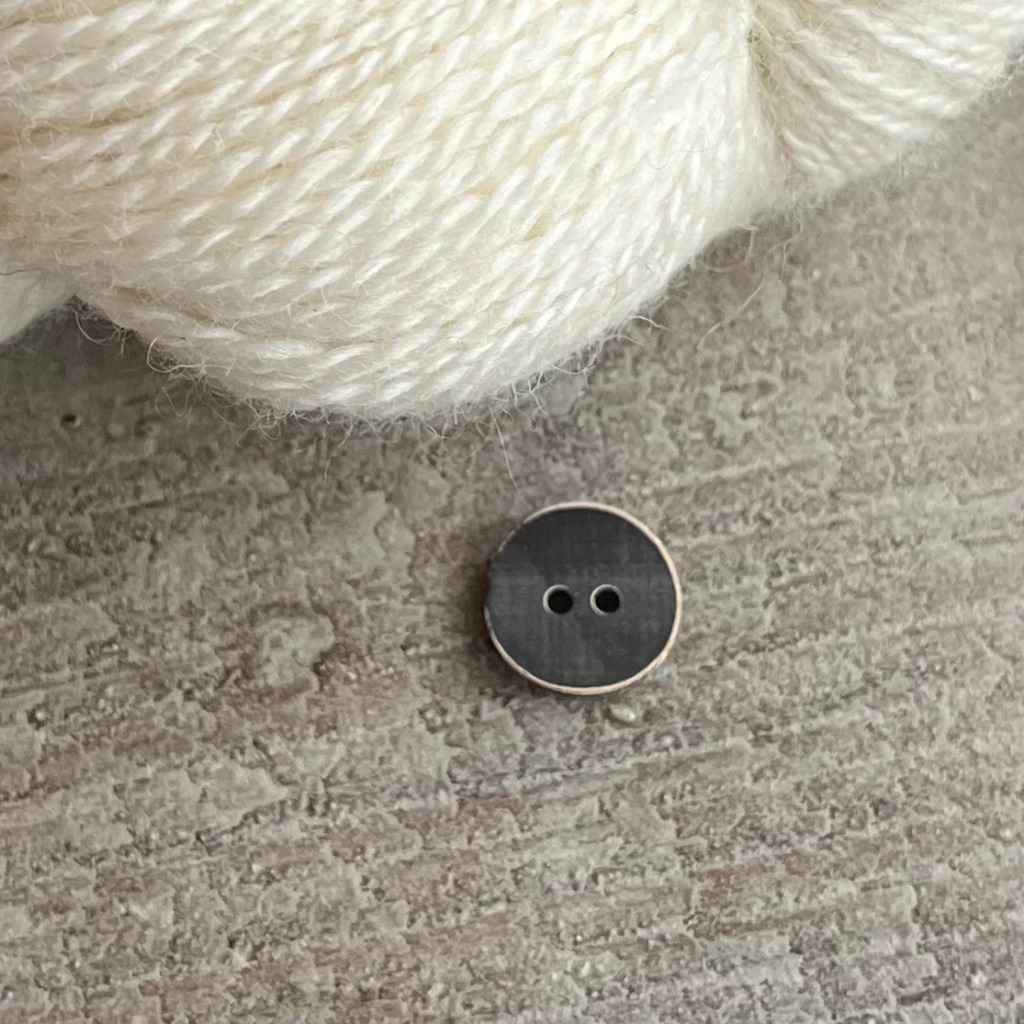 KNAPP, BRUN MED LJUS KANT 15 mm