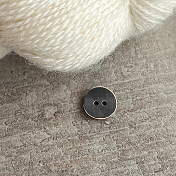 KNAPP, BRUN MED LJUS KANT 15 mm
