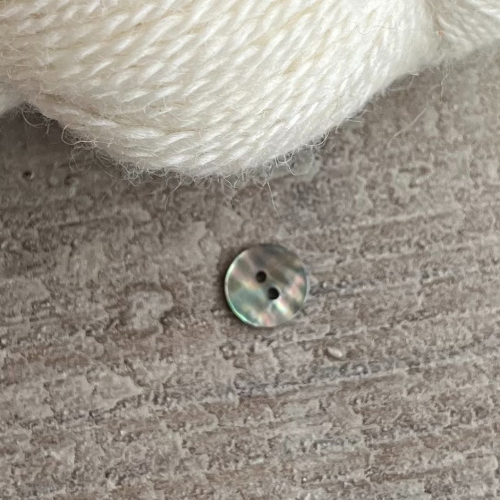 KNAPP PÄRLEMOR, GRÅ SKIMRANDE 11 mm