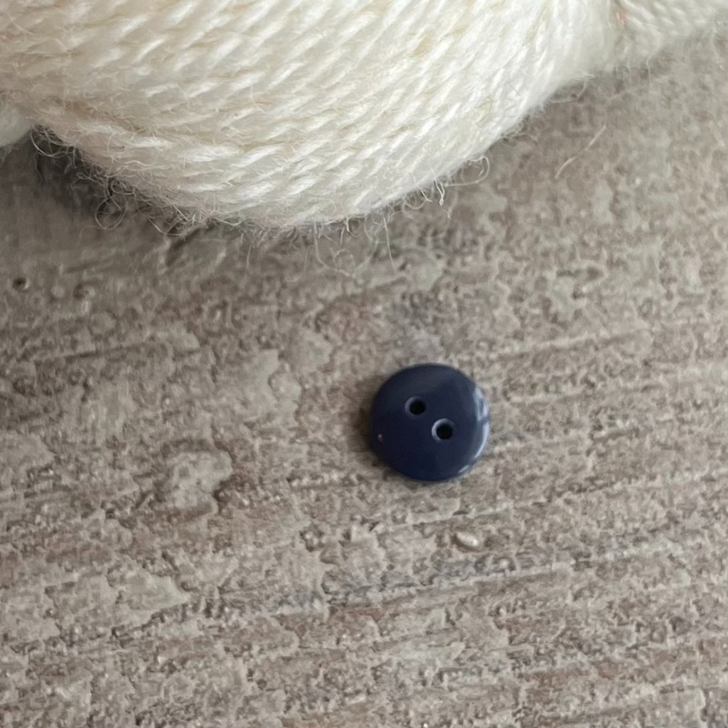 KNAPP SLÄT, MÖRKBLÅ 11 mm