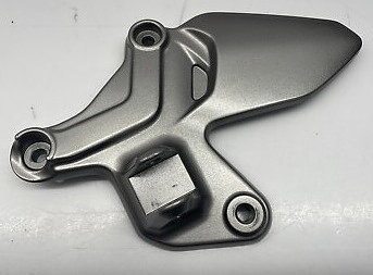 43521-18K00 Fästplatta Vänster Fotpinne Suzuki 4352118K00  NH