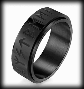 8 mm. Spinner ring i svart rostfritt stål med runraden.