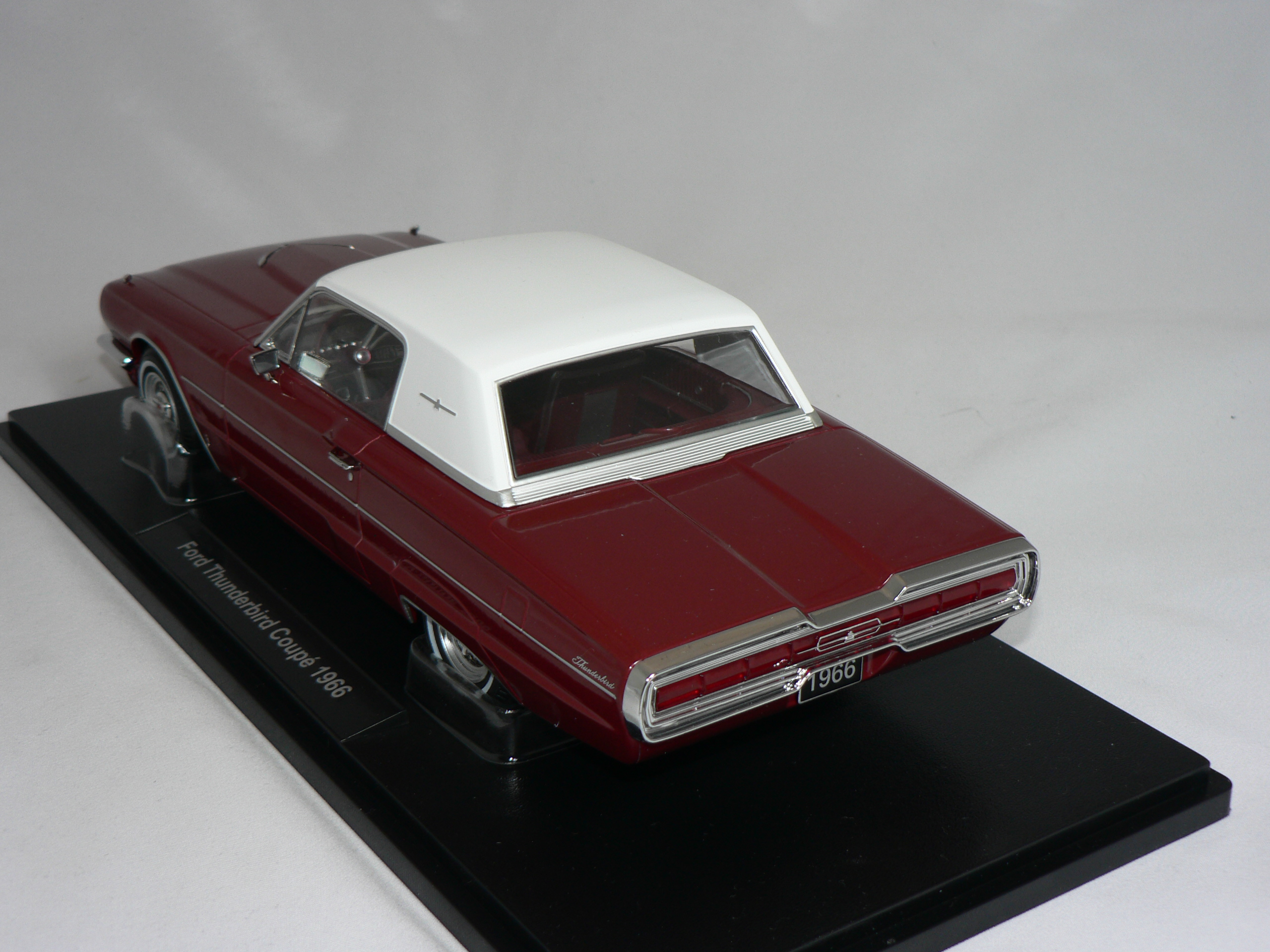 Ford  Thunderbird  Landau  1966  1:18  KK Scale - 2