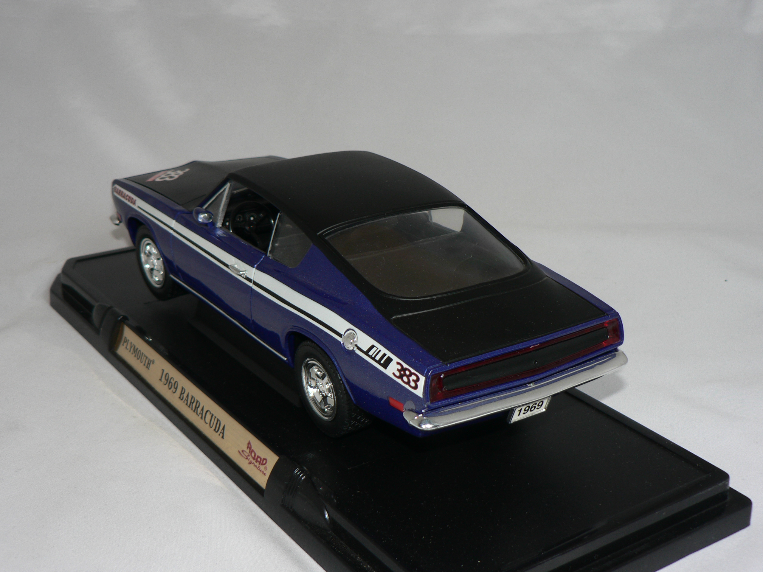 Plymouth Barracuda 1969  1:18  Road Legends - 2