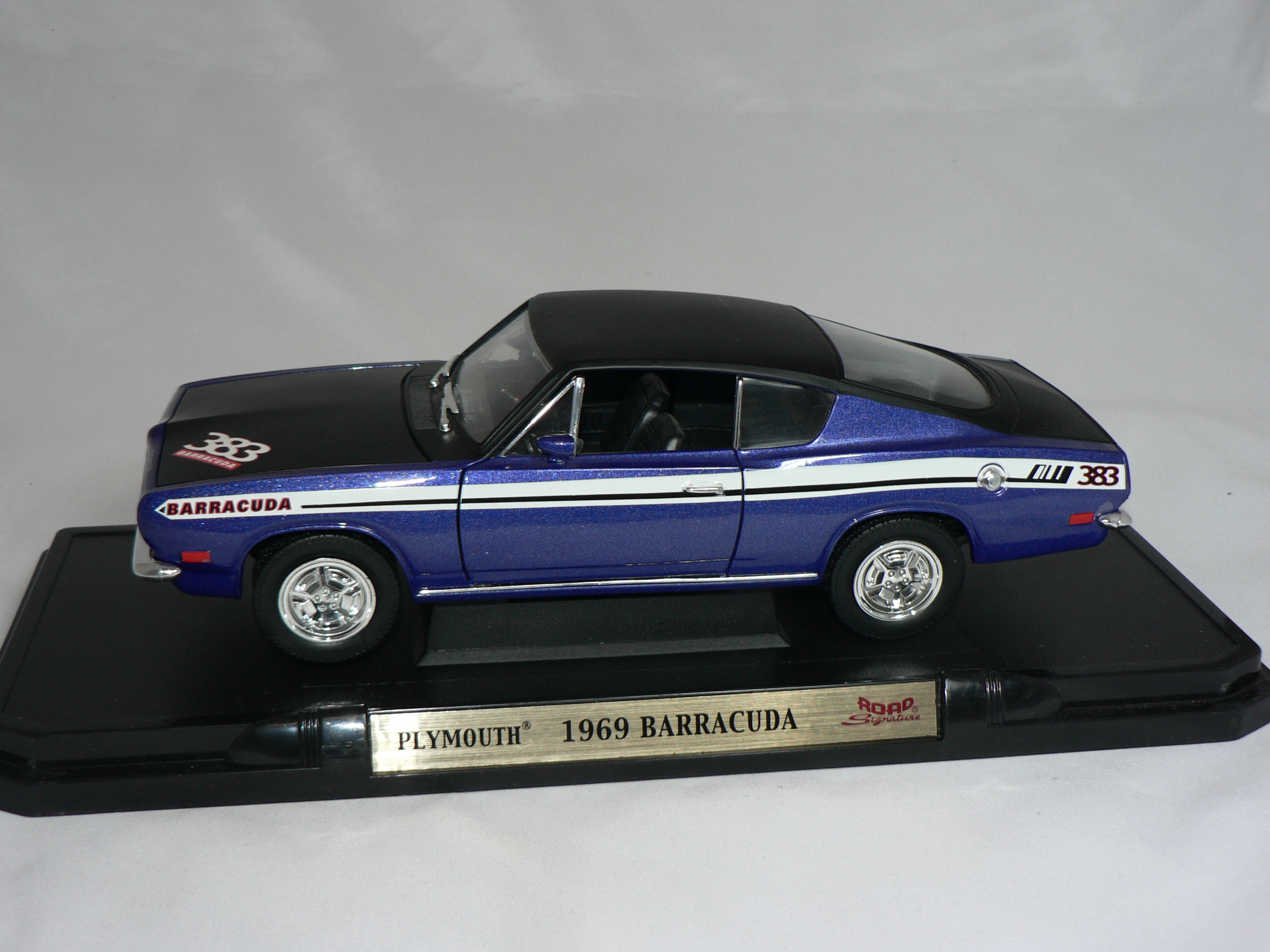 Plymouth Barracuda 1969  1:18  Road Legends - 3