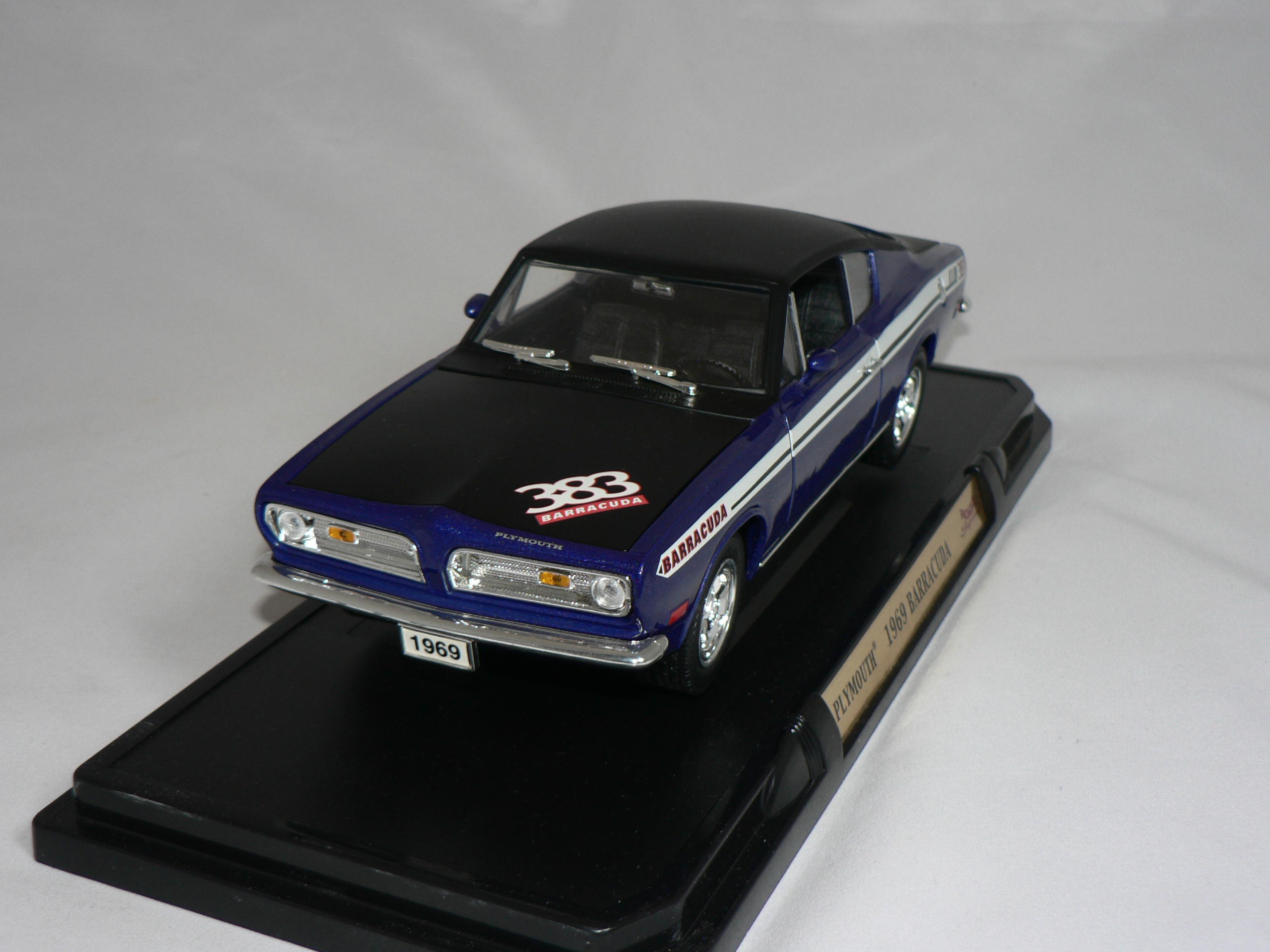 Plymouth Barracuda 1969  1:18  Road Legends