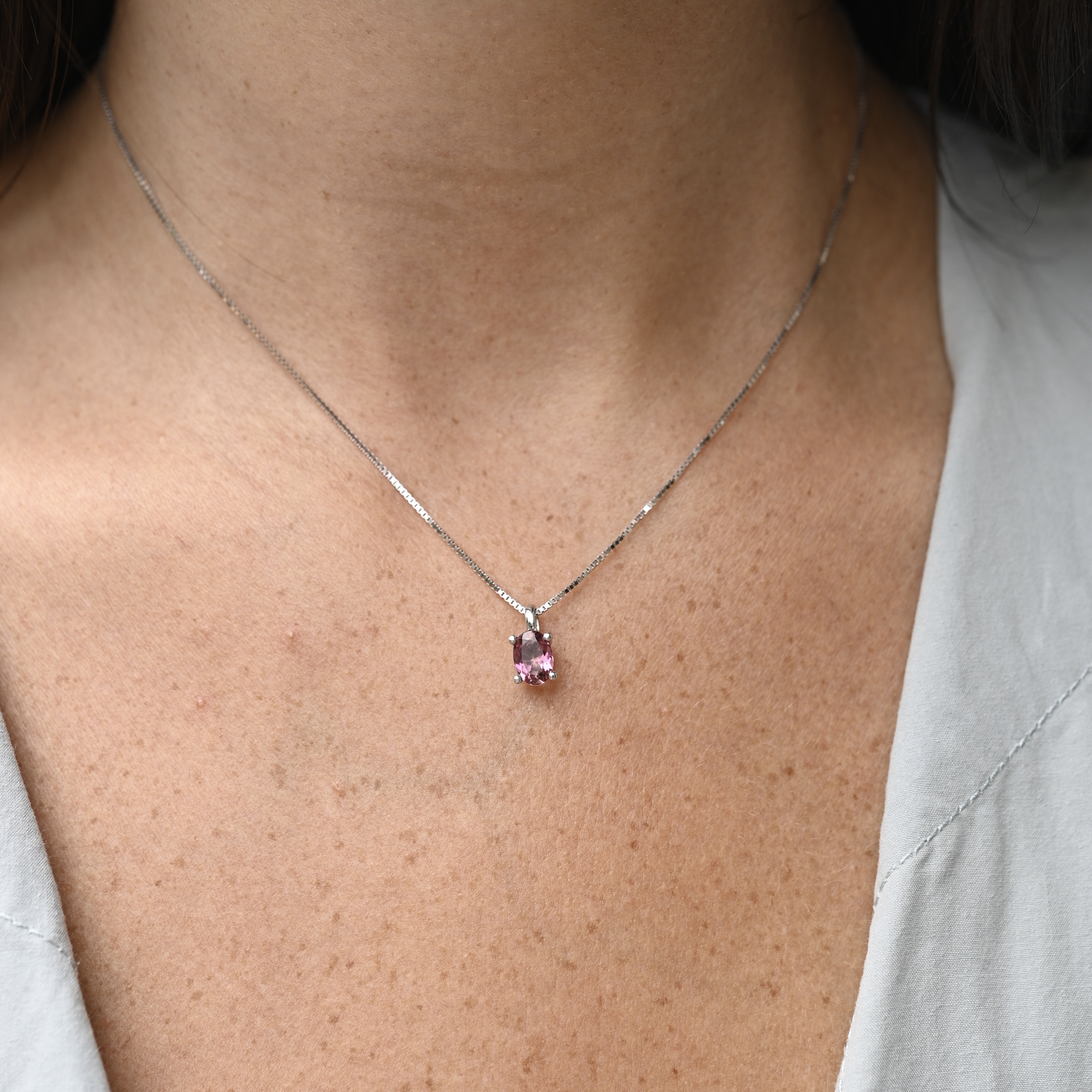 Hänge oval rosa turmalin vitguld 18 karat
