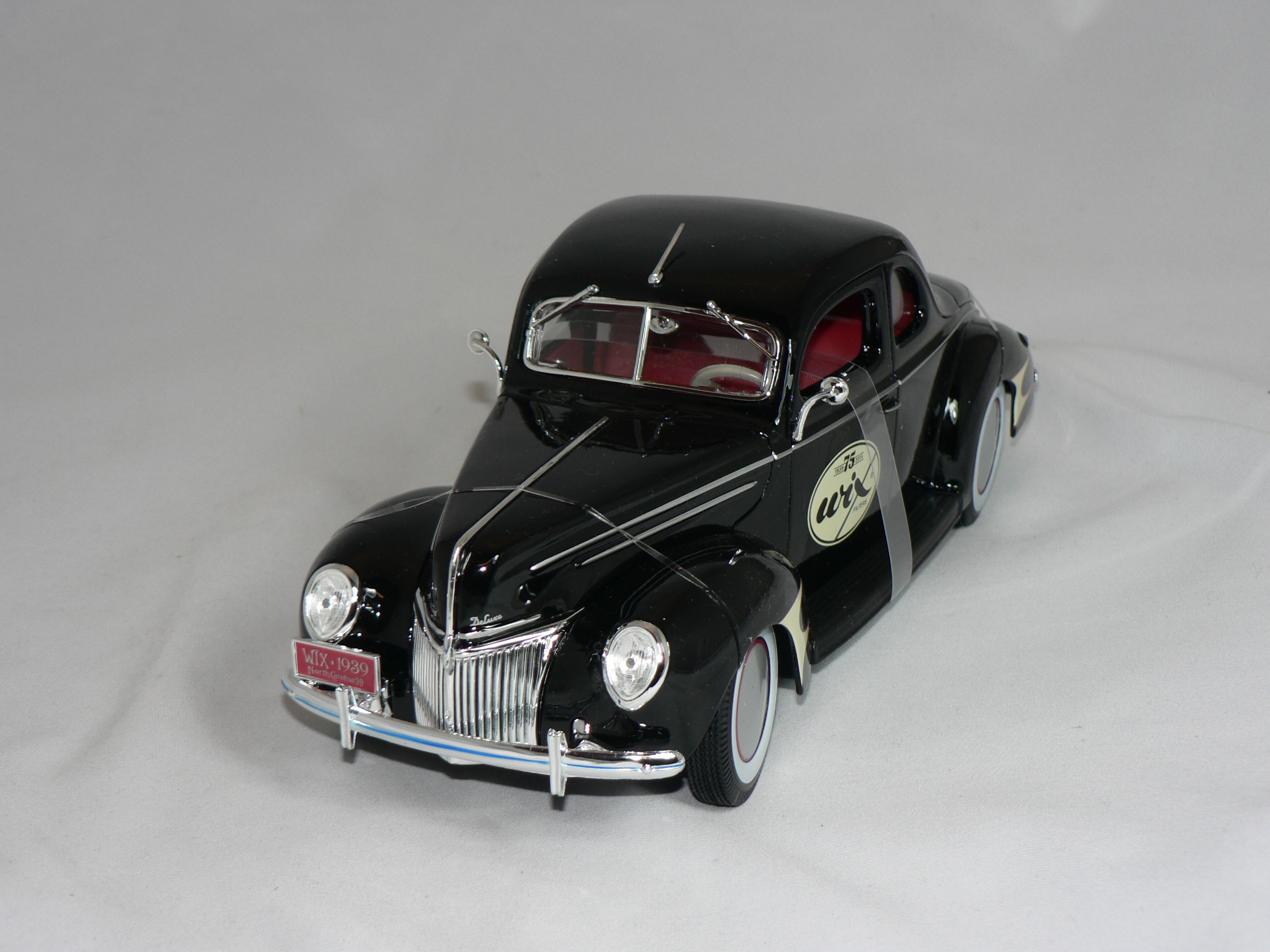 Ford   Deluxe  1939  1:18  Maisto  ( Vix Filters )