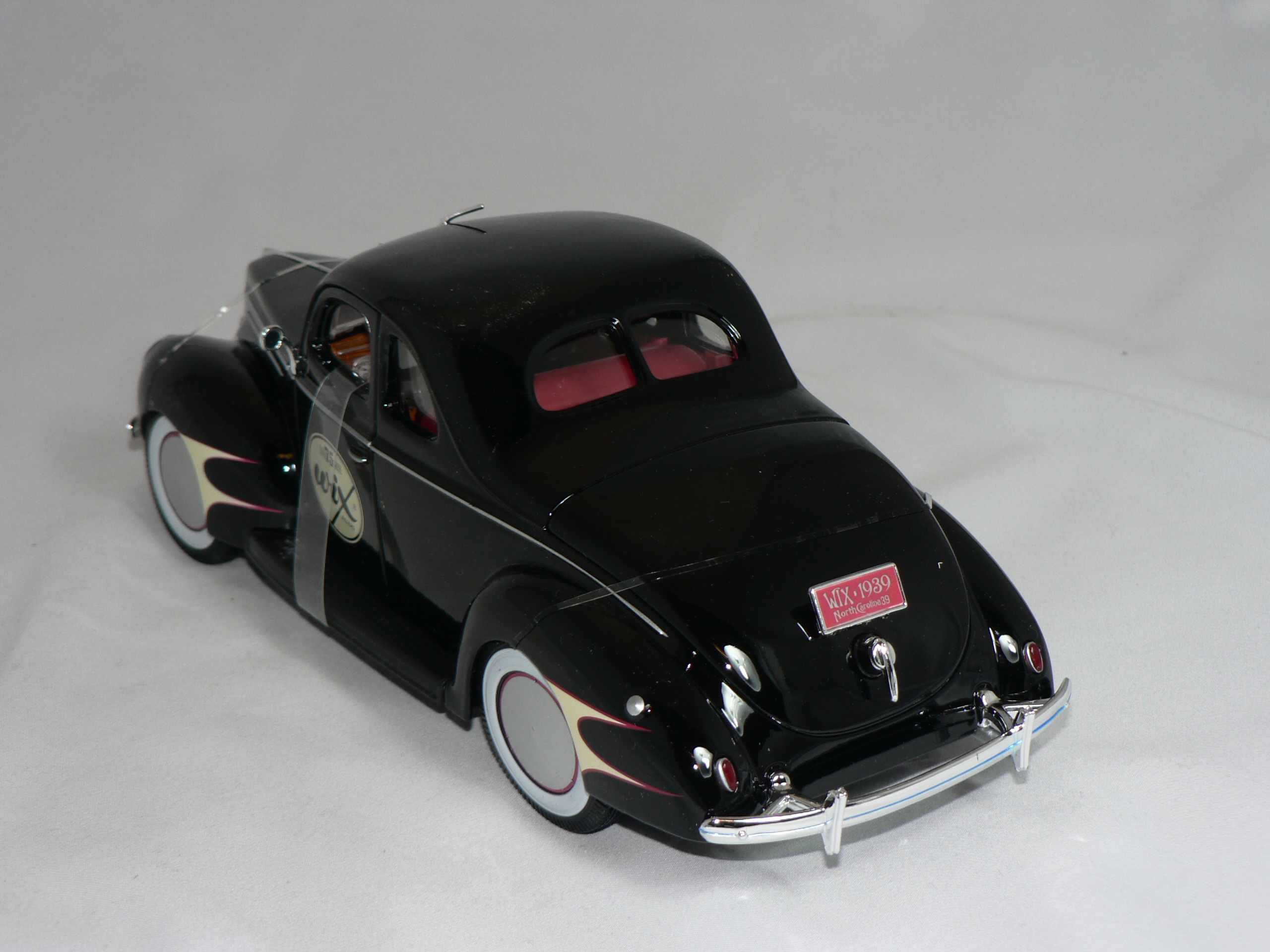 Ford   Deluxe  1939  1:18  Maisto  ( Vix Filters ) - 2