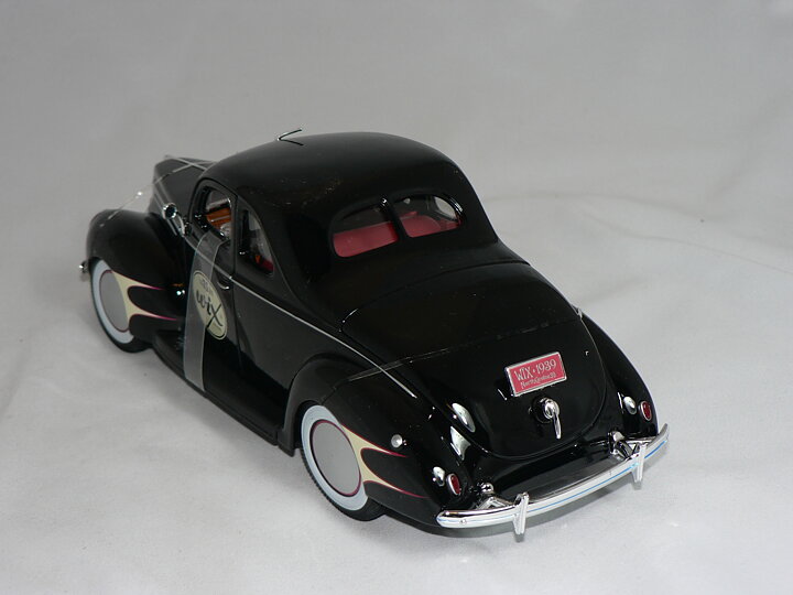 Ford   Deluxe  1939  1:18  Maisto  ( Vix Filters )