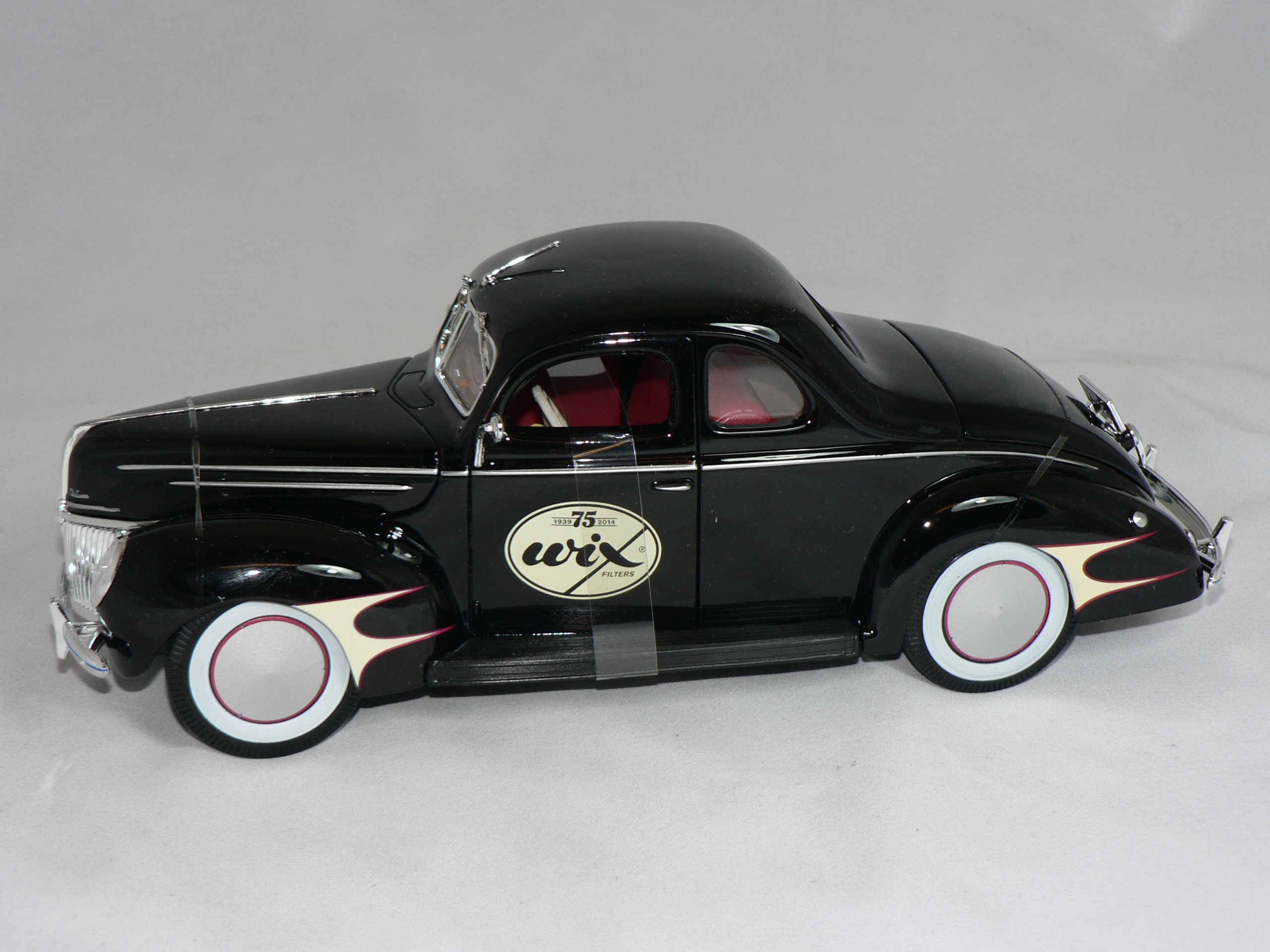 Ford   Deluxe  1939  1:18  Maisto  ( Vix Filters ) - 3