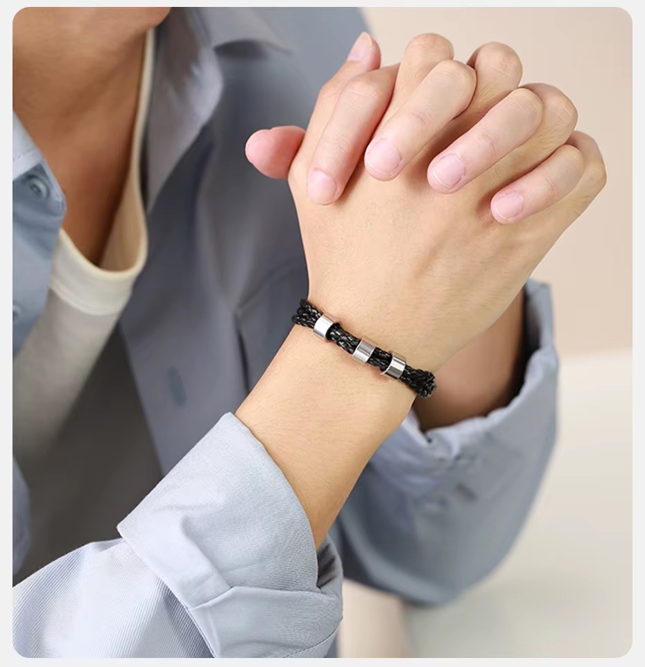 Family Pearl armband på handled – personlig gravyr