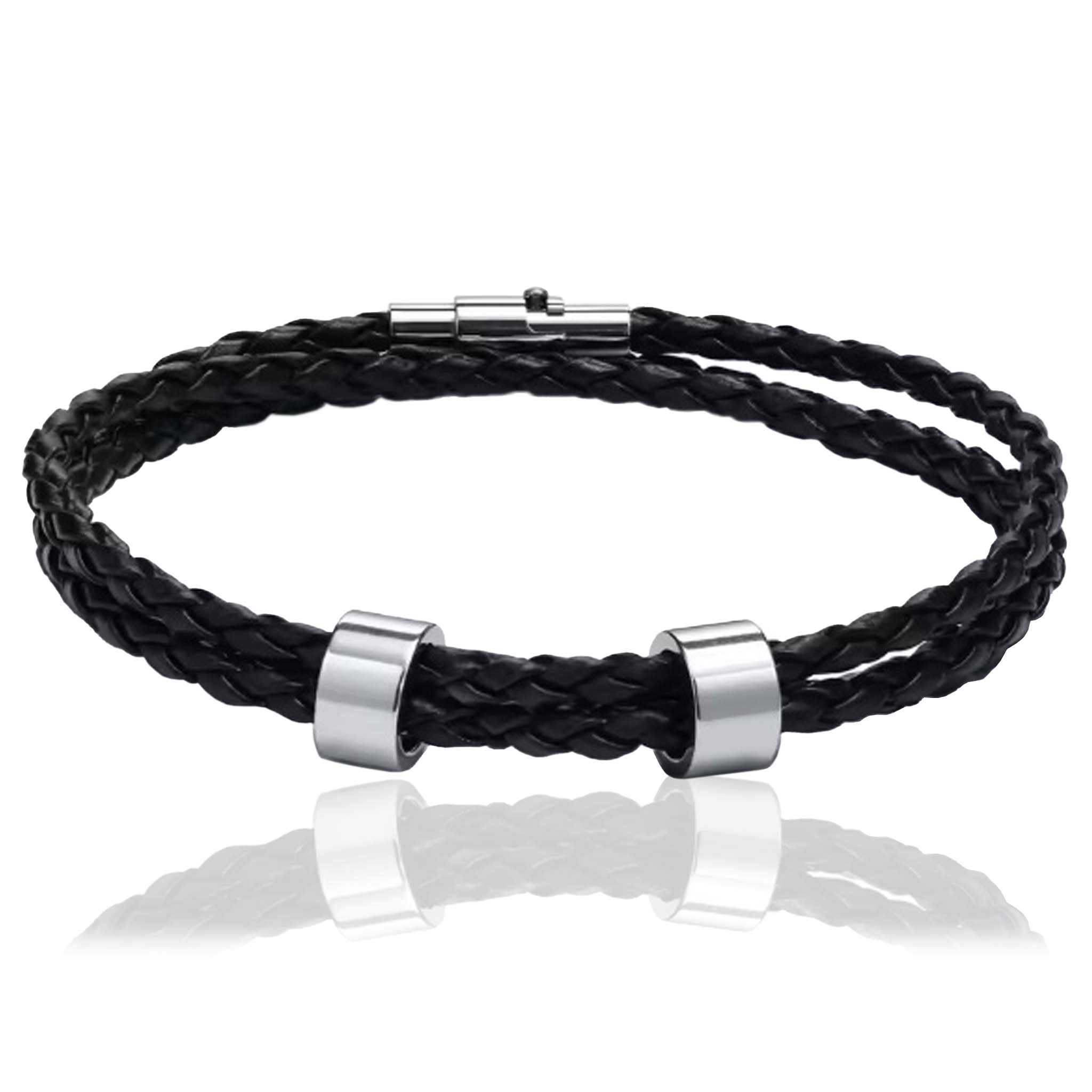 Flätat läderarmband Family Pearl med två graverade berlocker