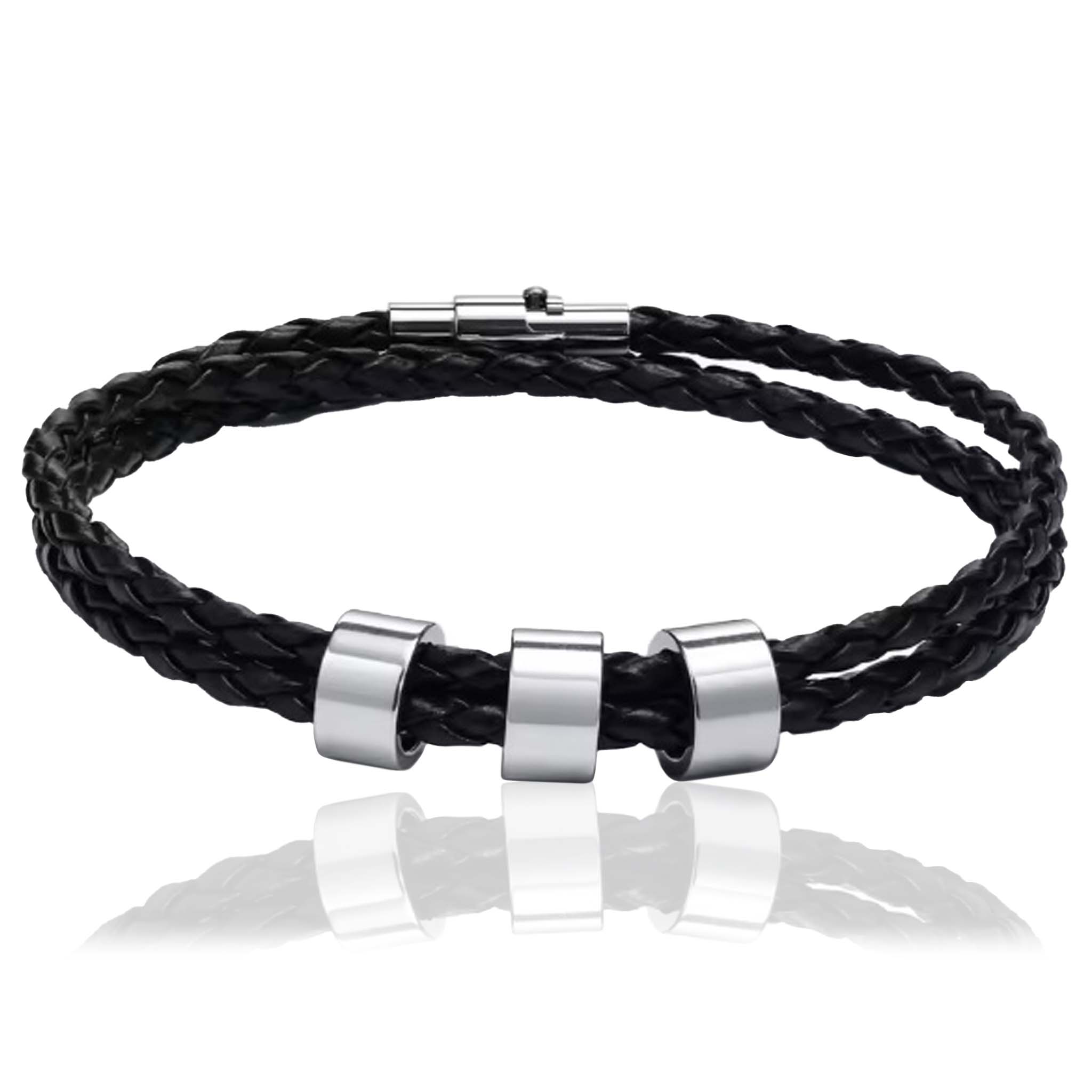 Flätat läderarmband Family Pearl med tre graverade pärlor