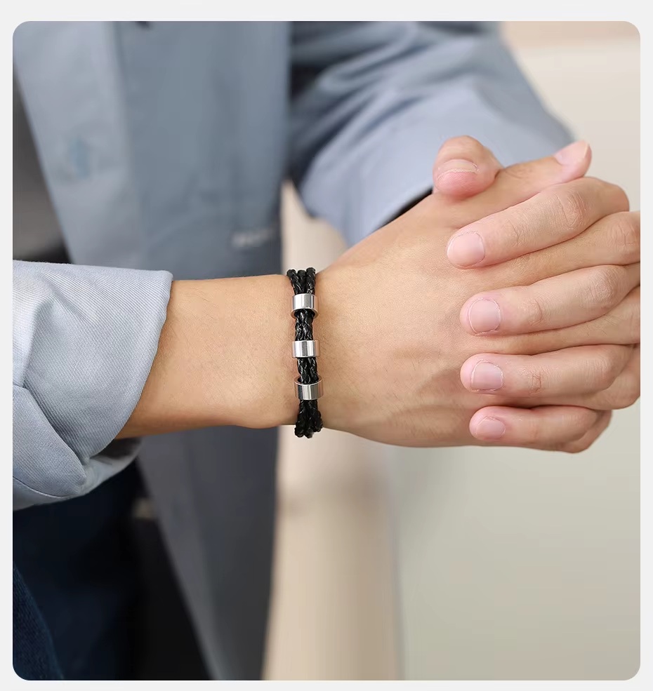 Family Pearl armband på handled – personlig gravyr familj, namn, barn och datum