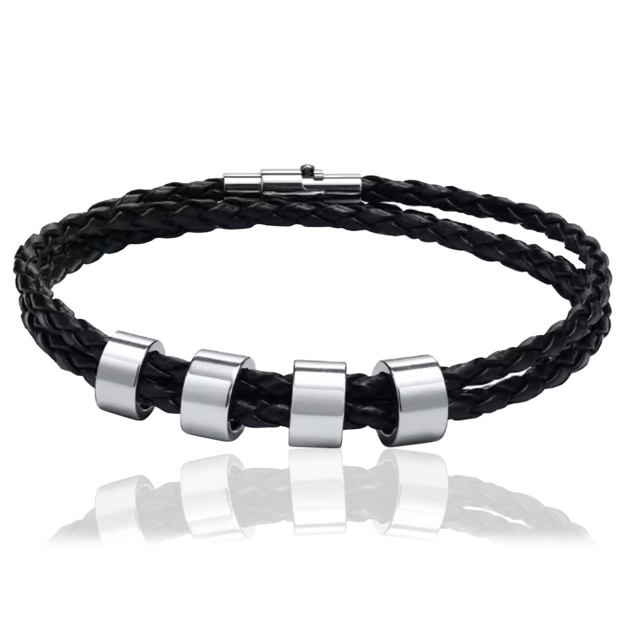 Flätat läderarmband Family Pearl med fyra graverade pärlor