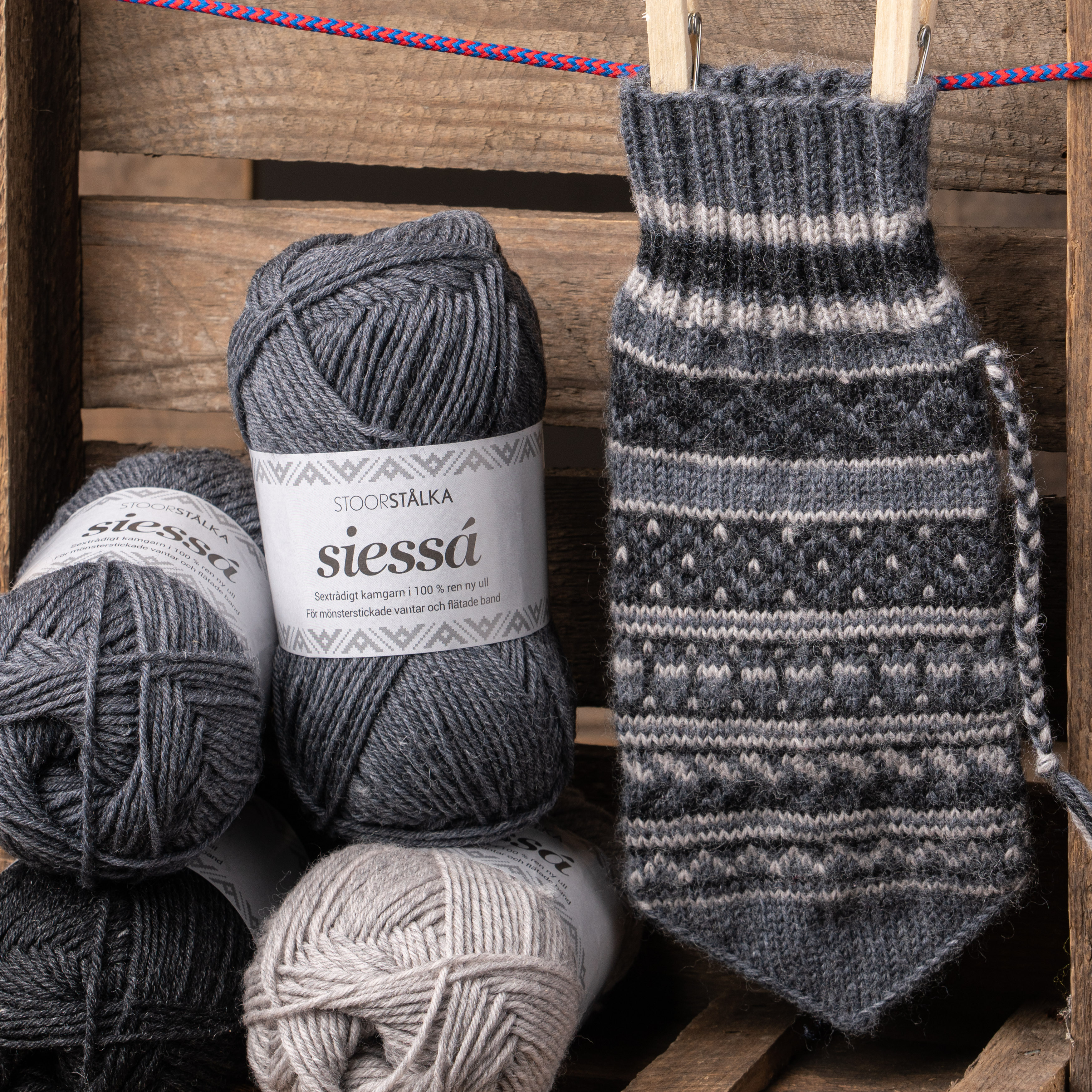 Strickset Fäustlinge Gråskala Jukkasjärvi (röd beskrivning)