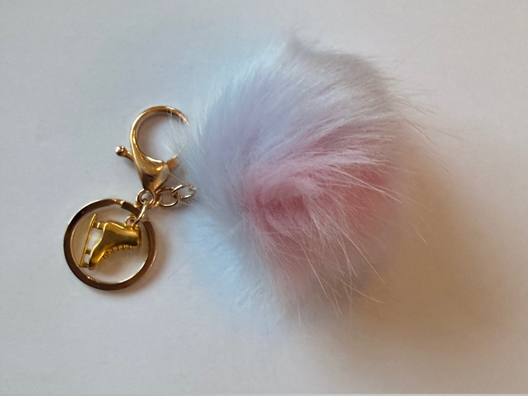 Nyckelring fluffig boll med guldberlock på - 3