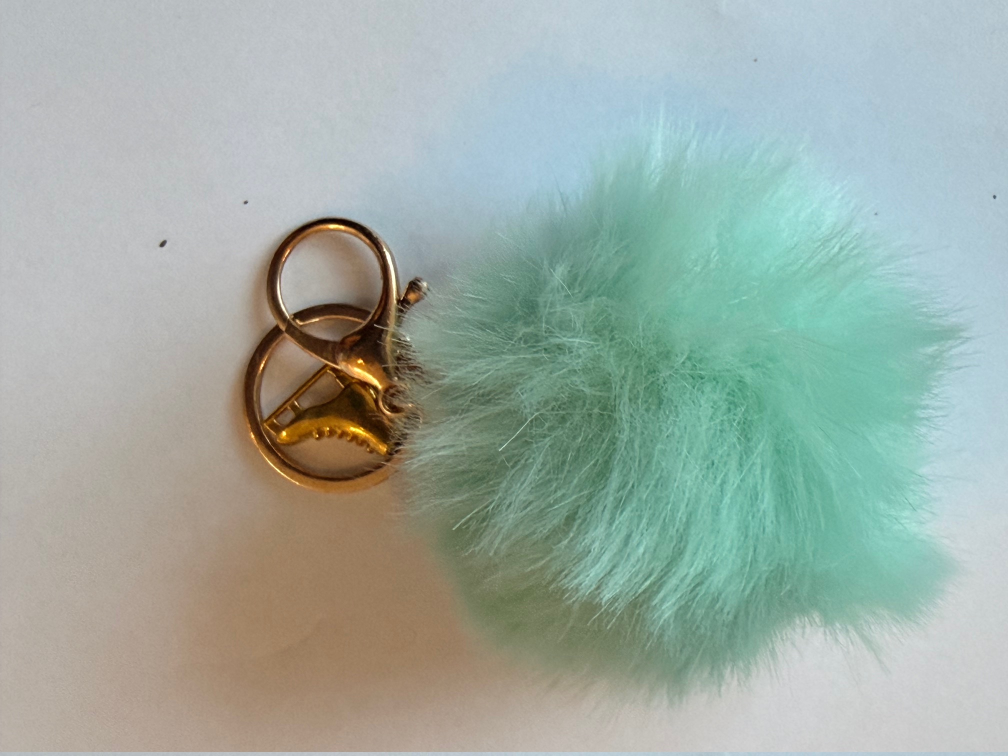 Nyckelring fluffig boll med guldberlock på - 5