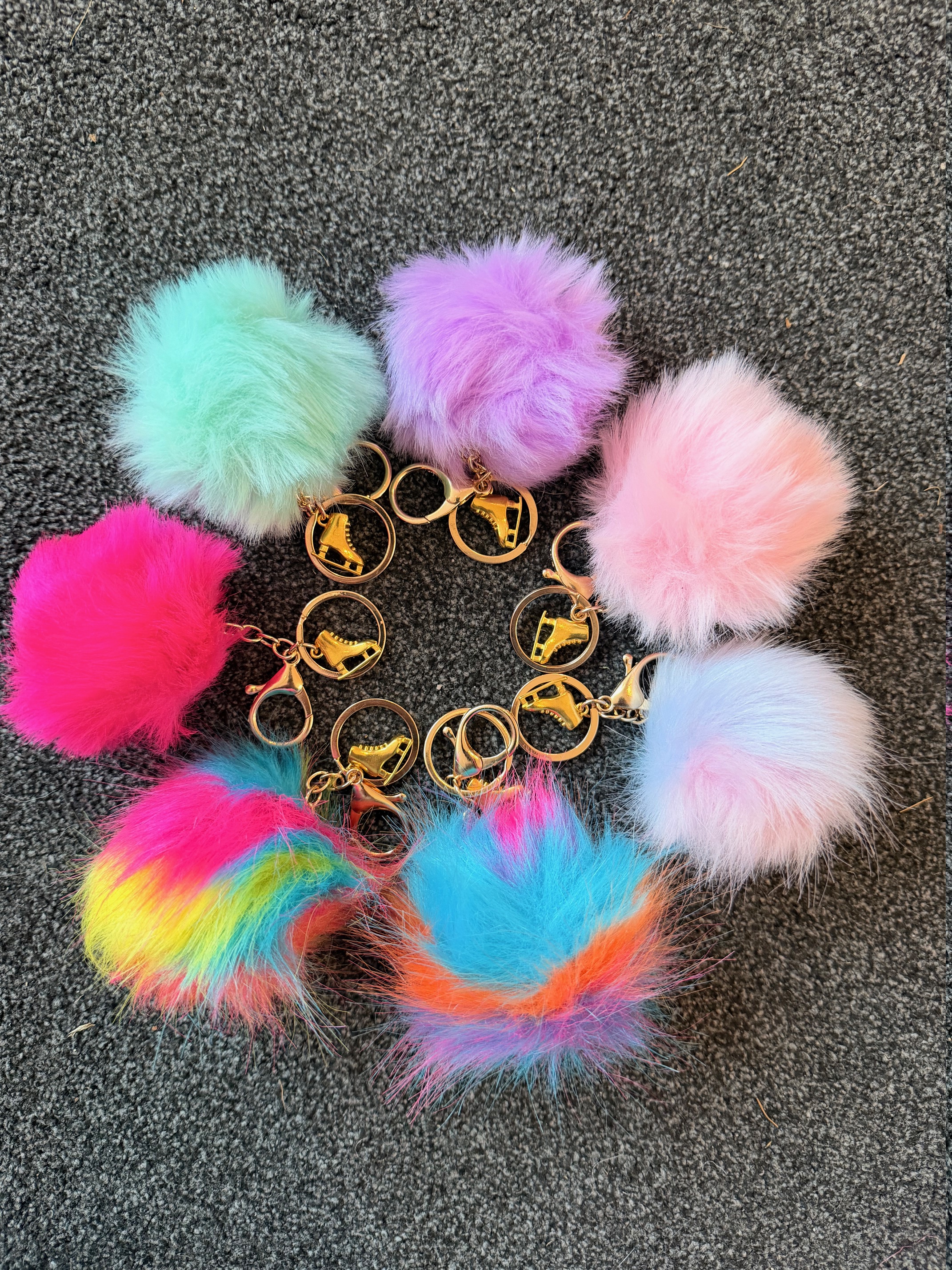 Nyckelring fluffig boll med guldberlock på