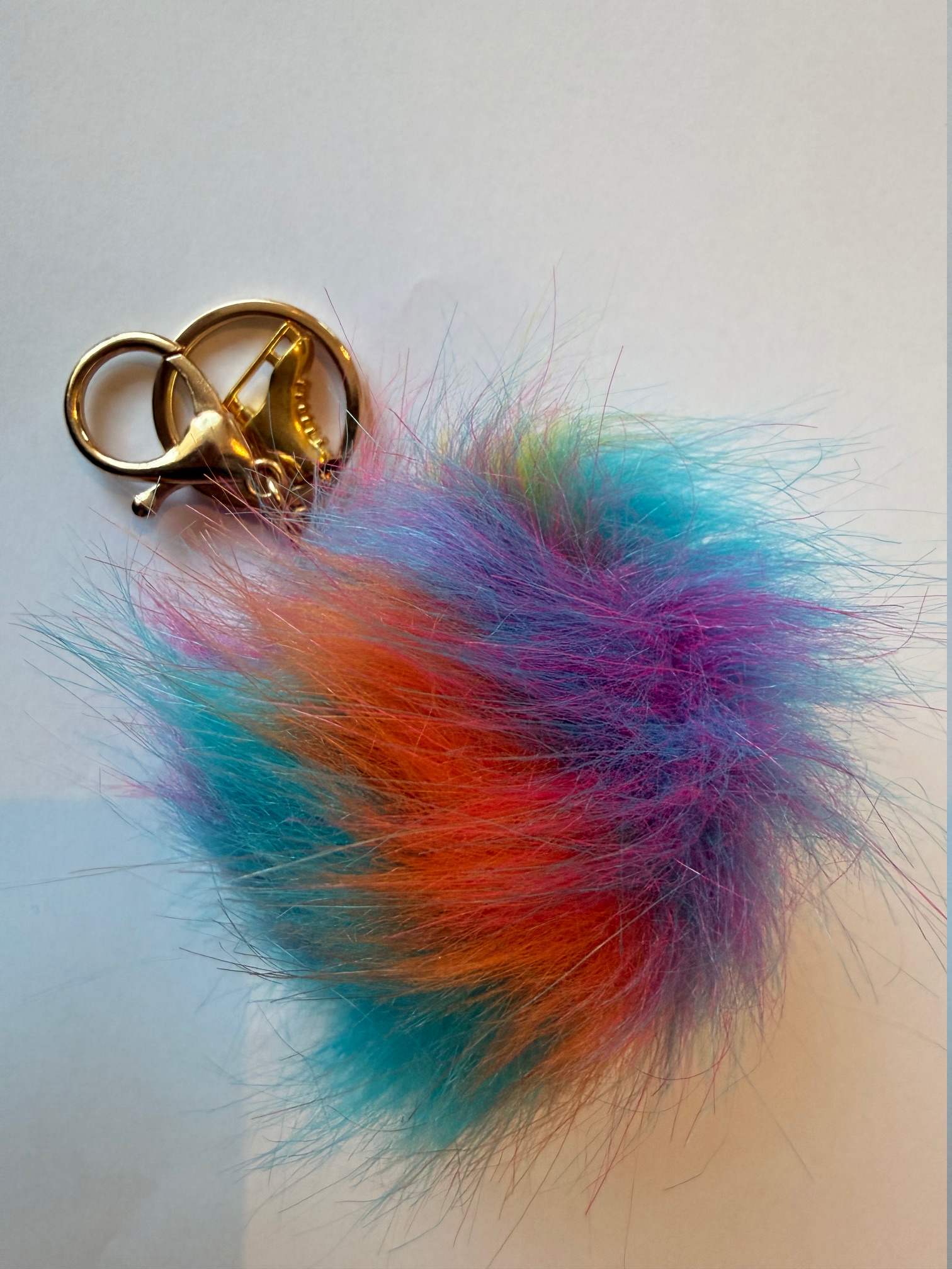 Nyckelring fluffig boll med guldberlock på - 8