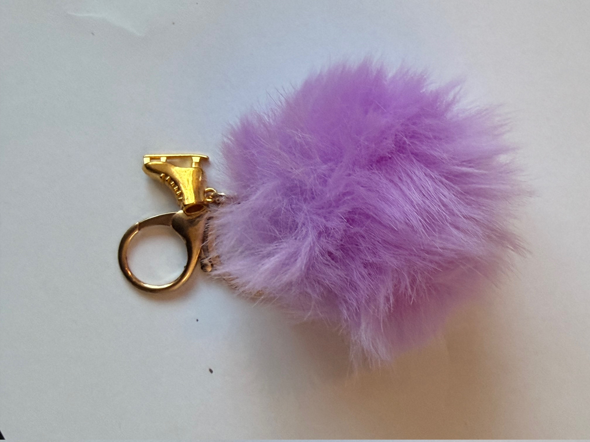 Nyckelring fluffig boll med guldberlock på - 2