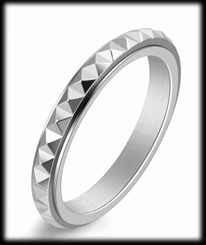 3 mm. En spinner ring med struktur i rostfritt stål.
