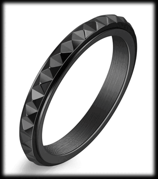 3 mm. En spinner ring med struktur i svart rostfritt stål.