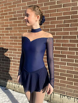 Mörkblå klänning från Sagester med kristaller