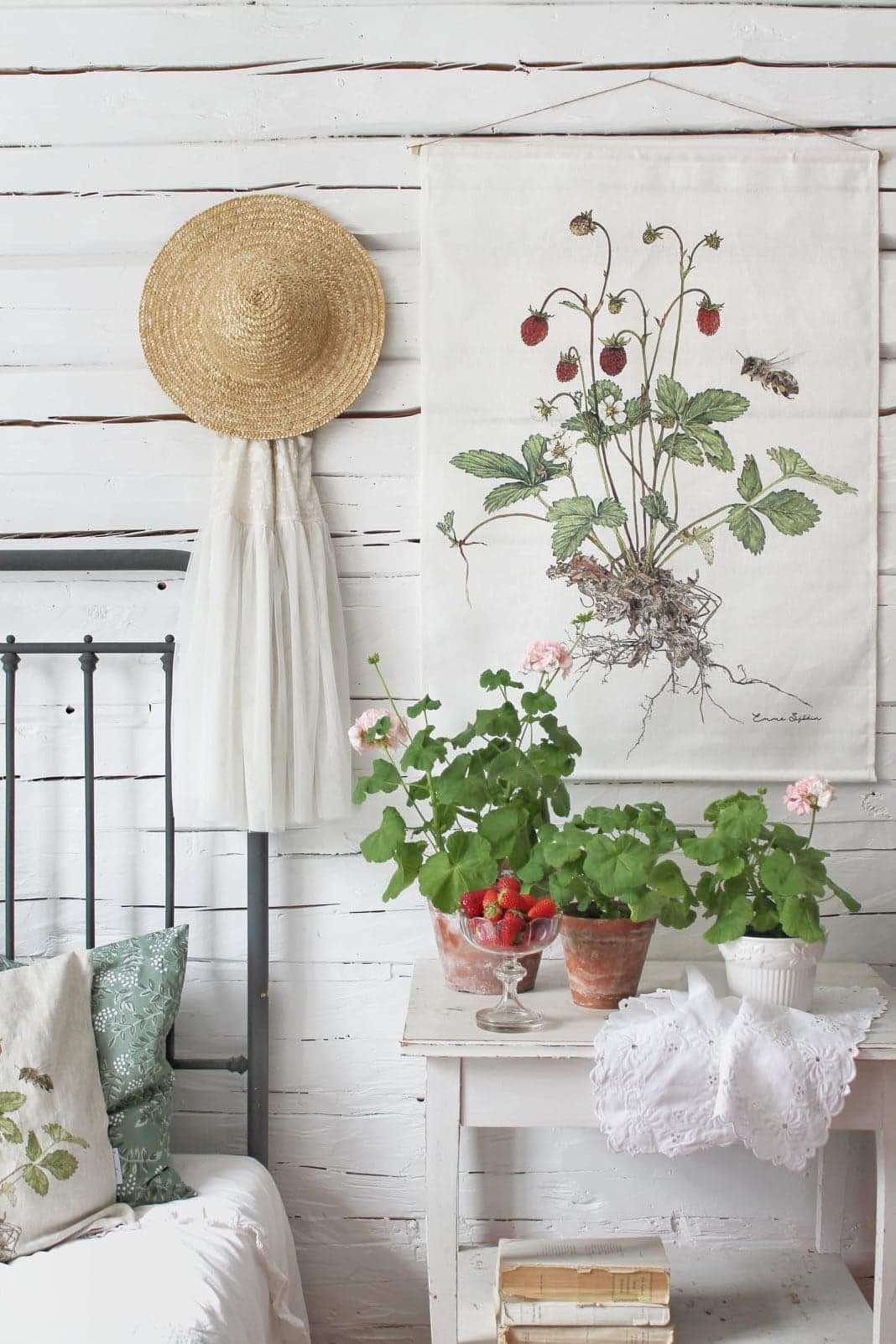 Preorder! "SET" WALL HANGING & RUNNER WOODLANDSTRAWBERRIES  - 3