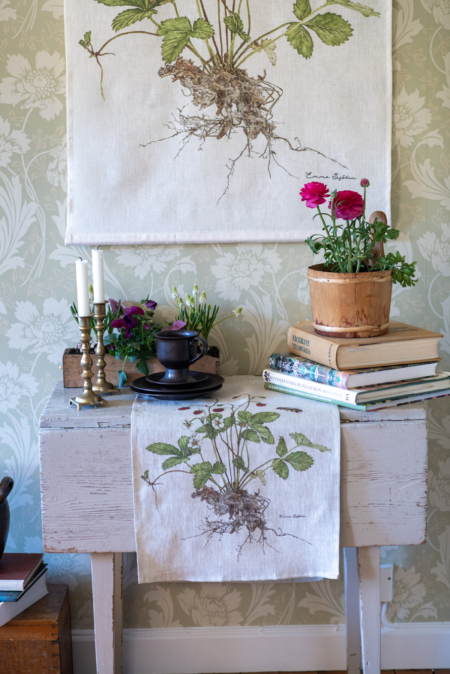 Preorder! "SET" WALL HANGING & RUNNER WOODLANDSTRAWBERRIES  - 4