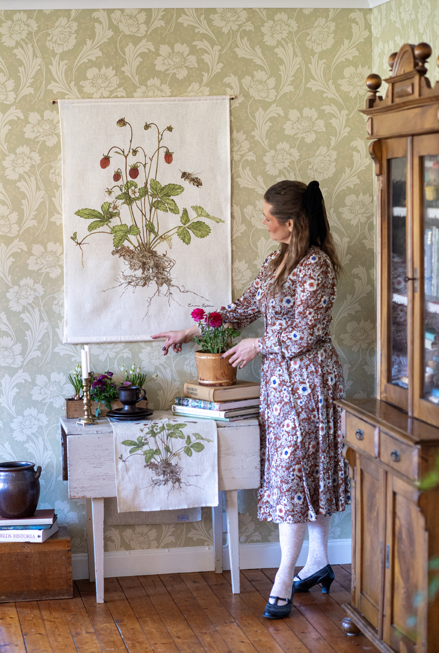 Preorder! "SET" WALL HANGING & RUNNER WOODLANDSTRAWBERRIES 