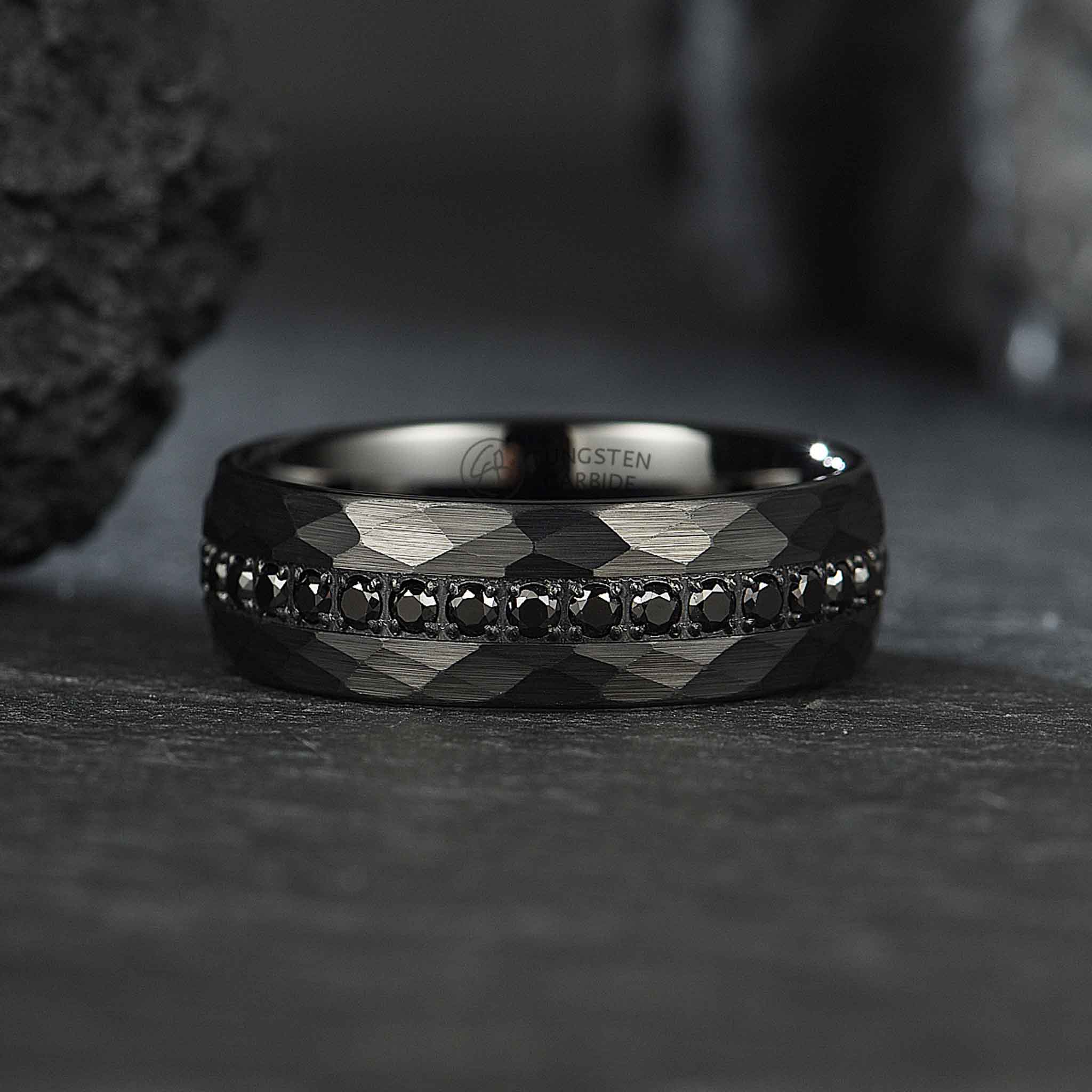 Ridsefast sort eternity ring
