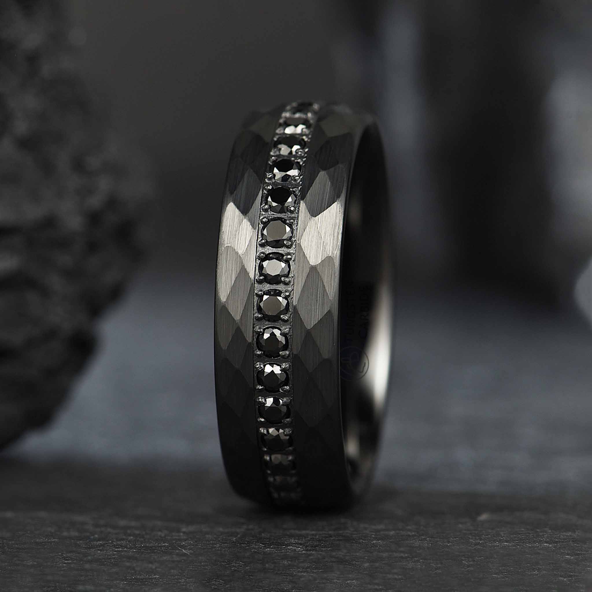 Tungstenring med cubic zirconia nærbillede