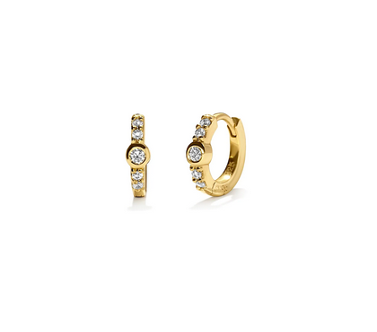 Center Stone Mini Huggies, guld med vita stenar
