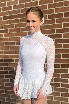 Långärmad spetsklänning från Sagester