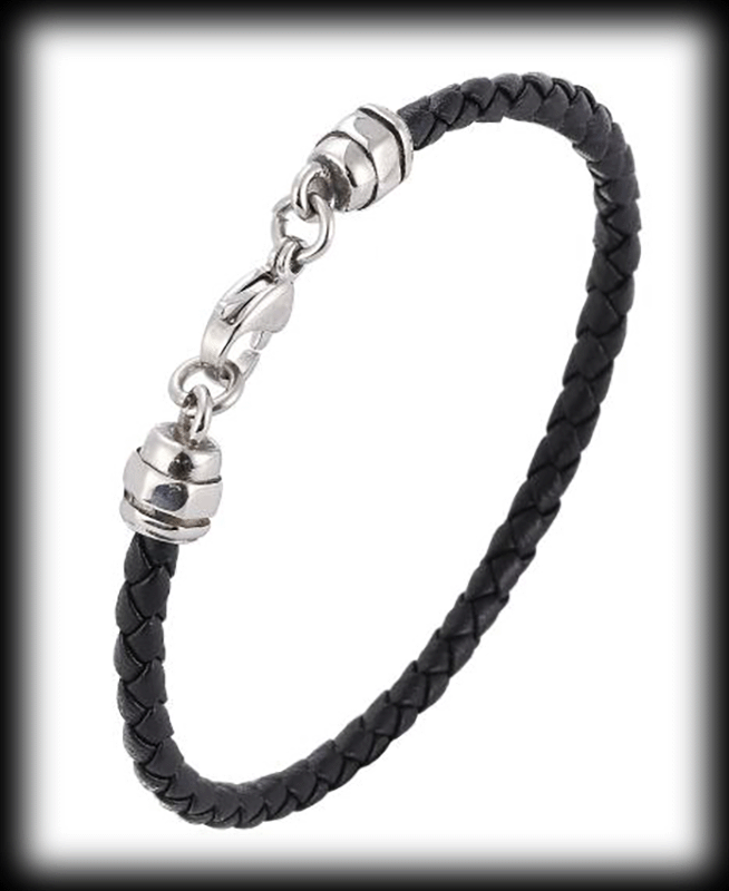 Smalt läderarmband med snyggt knäppe.