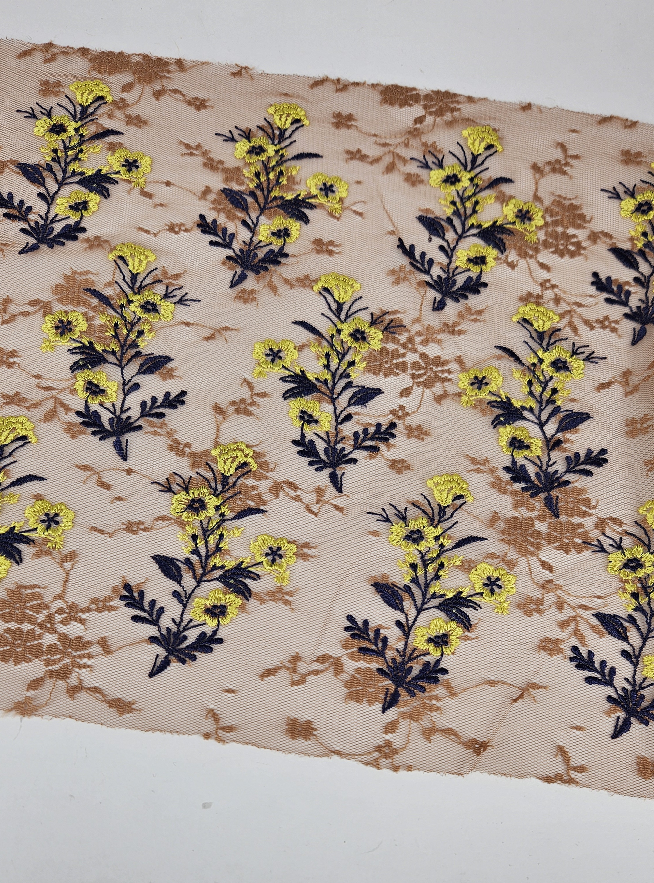 Light chestnut stretch lace with yellow flowers - 27 cm - 4