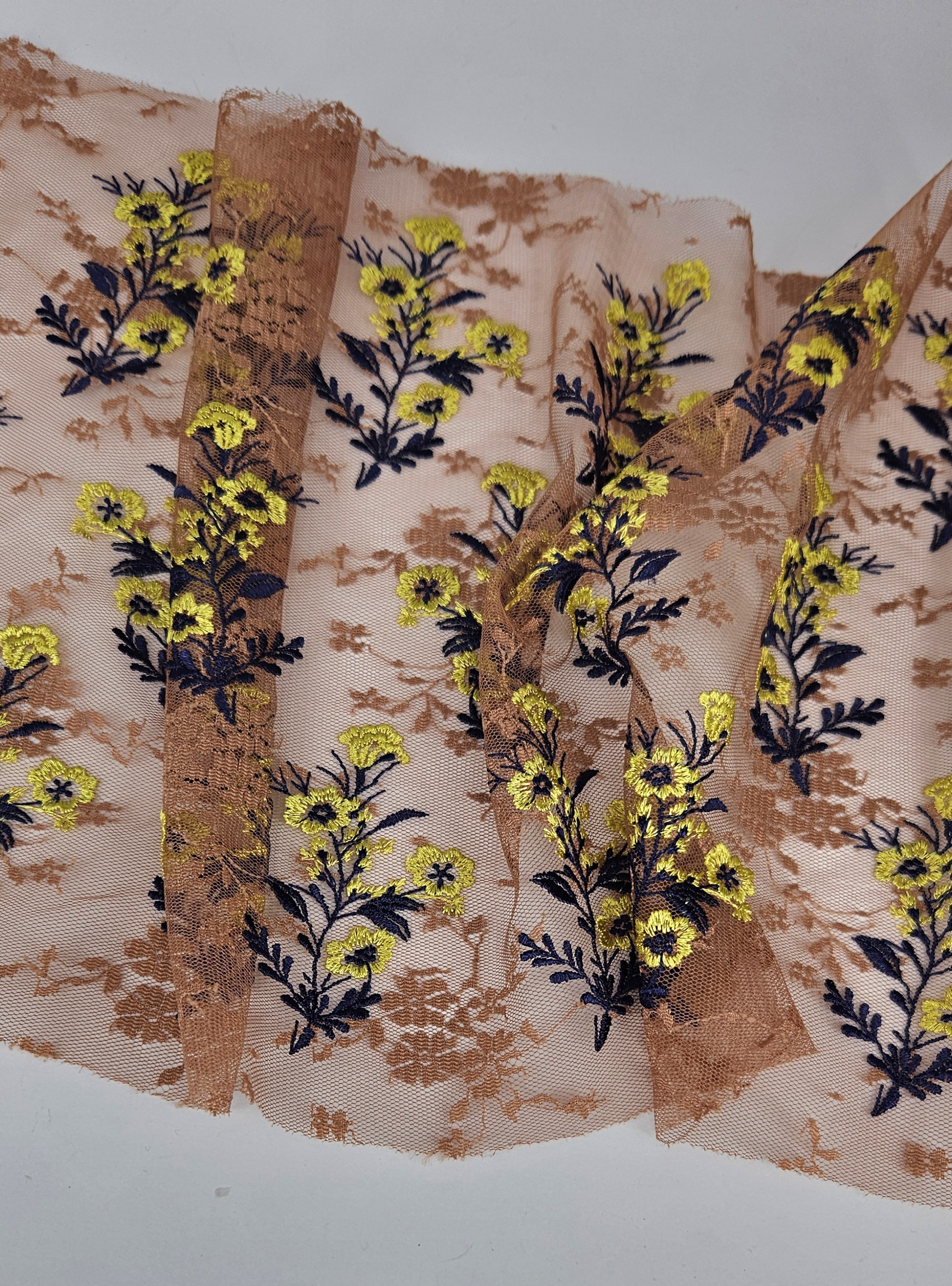 Light chestnut stretch lace with yellow flowers - 27 cm - 2