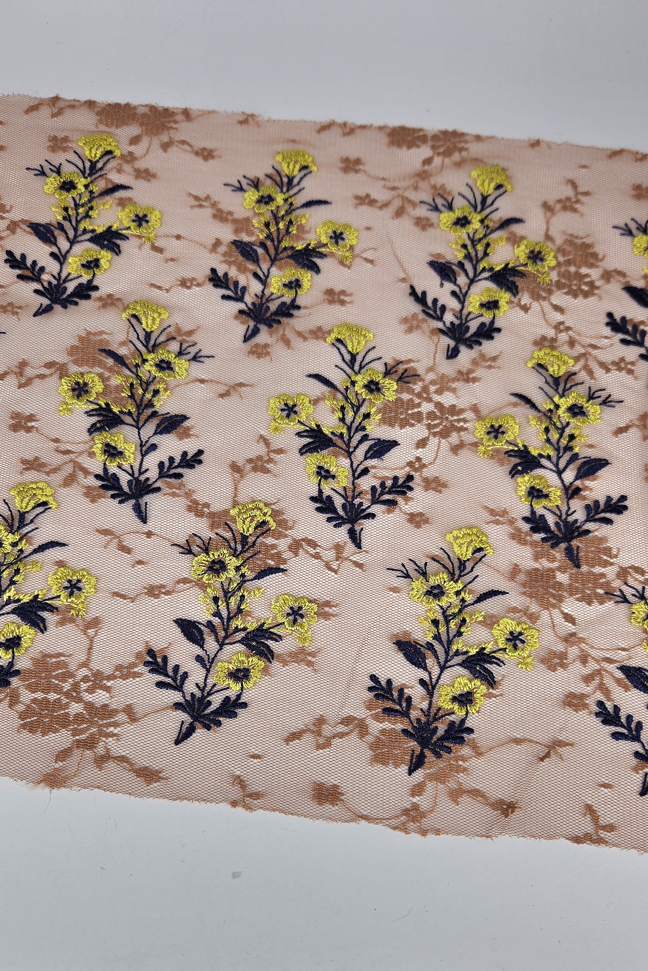 Light chestnut stretch lace with yellow flowers - 27 cm