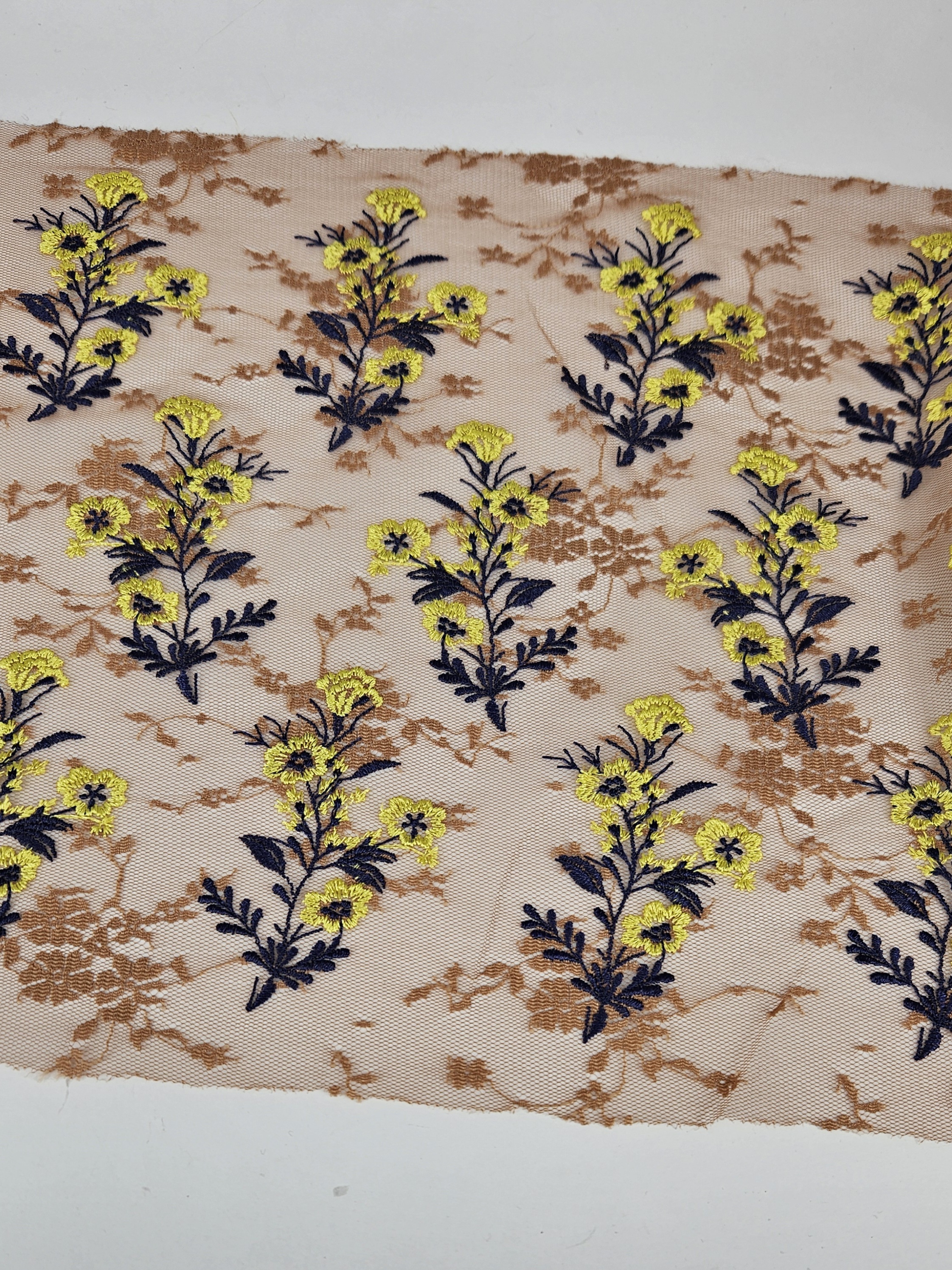 Light chestnut stretch lace with yellow flowers - 27 cm - 3