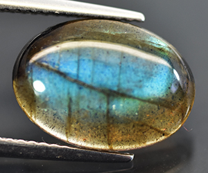 Labradorita natural suelta de 4,39 ct, ovalada, de 14 x 10 mm, con un impresionante juego de colores. - 2