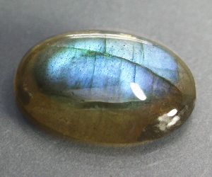 Labradorita natural suelta de 4,39 ct, ovalada, de 14 x 10 mm, con un impresionante juego de colores. - 3