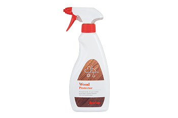 Sprayflaska med Brafab Wood Protector – träskskydd/underhållsprodukt för träytor.