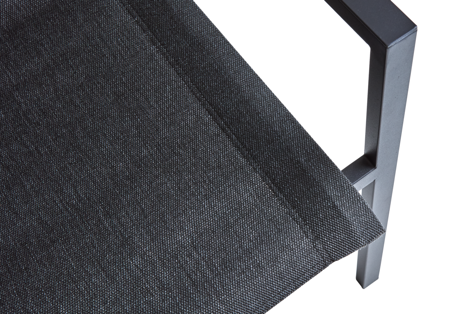 Detaljbild på Brafab Comfy karmstol: sits i antracitgrå textilene och armstöd/ram i svart aluminium.
